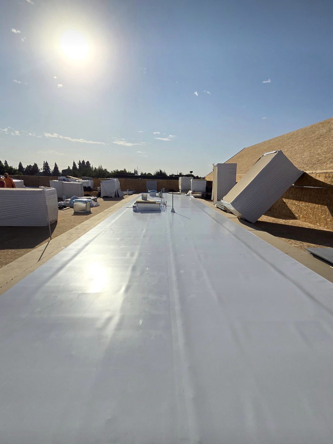 Single-ply membrane going down on a recover